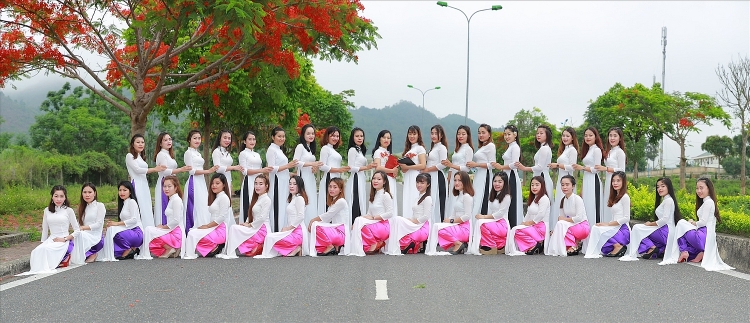 ນັກສຶກສາລາວທີ່ຮຽນສາຂາອະນຸບານໄດ້ຖ່າຍຮູບ ຈົບຊັ້ນ ດ້ວຍການນຸ່ງຊຸດຂອງຫວຽດນາມ ສົກຮຽນ 2022 ຢູ່ເມືອງລ່າຍເຈົ່າ.