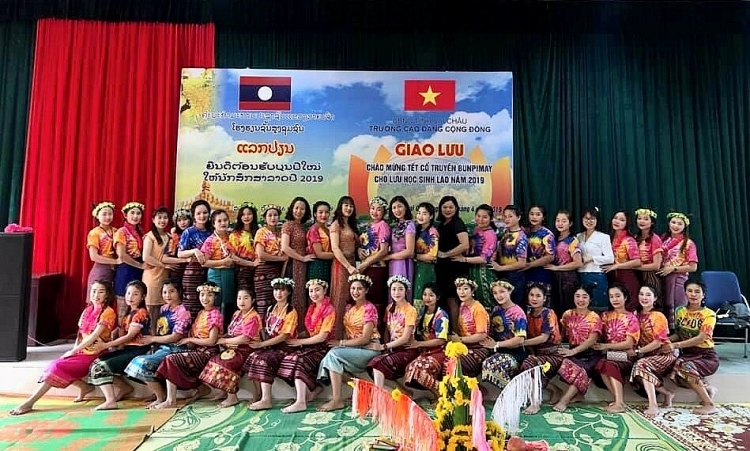 ນັກສຶກສາລາວໃນລາຍການແລກປ່ຽນເພື່ອສະເຫຼີມສະຫຼອງບຸນປະເພນີບຸນປີໃໝ່ລາວ ທີ່ວິທະຍາໄລຊຸມຊົນລ່າຍເຈົ້໋າ.