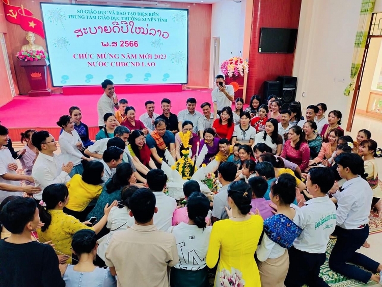 ຈັດງານບຸນປະເພນີບຸນປີໃໝ່ລາວ ໃຫ້ແກ່ນັກສຶກສາລາວ ທີ່ສູນກາງ ການສຶກສາຕໍ່ເນື່ອງ ແຂວງດ້ຽນບຽນ.