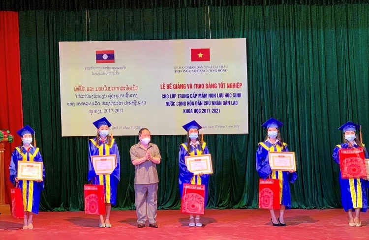 ພິທີມອບໃບປະກາສະນິຍະບັດ ໃຫ້ນັກສຶກສາລາວ ວິທະຍາໄລ ຊຸມຊົນລ່າຍເຈົ້າ.
