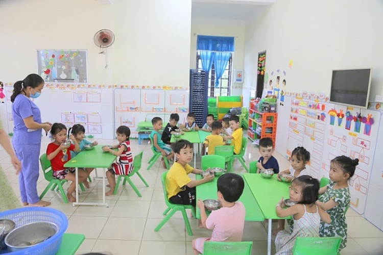 Học sinh mầm non tại huyện Đakrông và Hướng Hóa được hỗ trợ cải thiện bữa ăn - (Ảnh: Đăng Đức/giaoducthoidai.vn).  ນັກຮຽນອະນຸບານຢູ່ເມືອງ ດາກຣົ່ງ ແລະ ເມືອງເຮື່ອງ​ຮວາໄດ້ຮັບການປັບປຸງຄາບອາຫານ - (ພາບ: ດັ້ງດຶກ/Giaoducthoidai.vn).