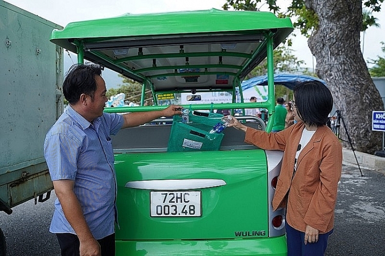 Dọn vệ sinh môi trường làm sạch bãi biển tại Côn Đảo (Ảnh: Báo Điện tử Đảng Cộng sản Việt Nam).ເກັບມ້ຽນ​ທຳ​ຄວາມ​ສະ​ອາດ ​ຫາດ​ຊາຍ​ ຢູ່​ໂກນ​ດ່າວ (ພາບ: ໜັງສືພິມ​ເອ​ເລັກ​ໂຕຼນິກຂອງ​ພັກ​ກອມ​ມູນິດ​ຫວຽດນາມ).