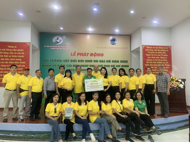 Hơn 40 kiều bào tham gia trồng rừng phòng hộ Hơn 40 kiều bào tham gia trồng rừng phòng hộ