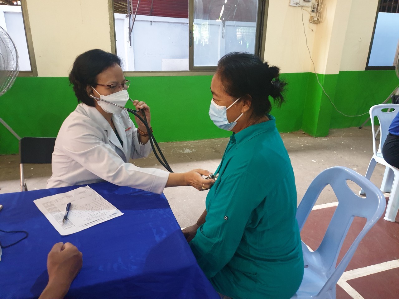 Thành phố Hồ Chí Minh trao 500 phần quà cho kiều bào và người dân Lào Thành phố Hồ Chí Minh trao 500 phần quà cho kiều bào và người dân Lào
