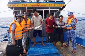 Cảnh sát biển đồng hành với ngư dân: Điểm tựa pháp lý vững chắc cho  ngư dân bám biển