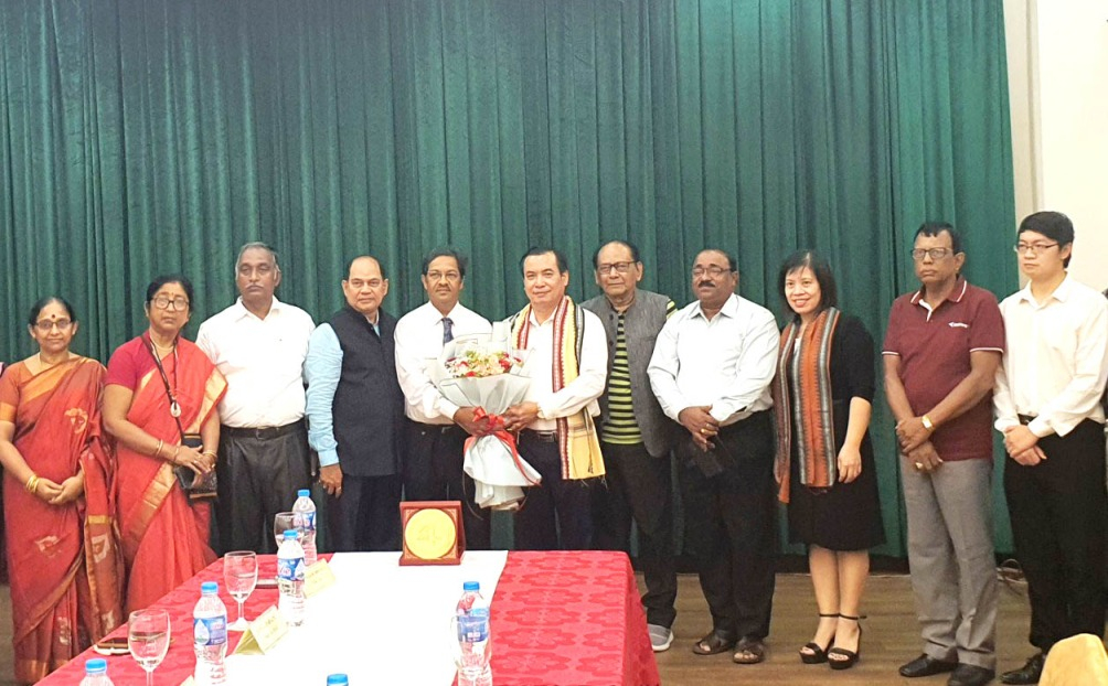 Phó Chủ tịch Uỷ ban MTTQ, Phó Chủ tịch Thường trực Liên hiệp các tổ chức hữu nghị tỉnh Hoàng Đức Hạnh (thứ sáu, trái sang) tặng hoa chúc mừng Đoàn.