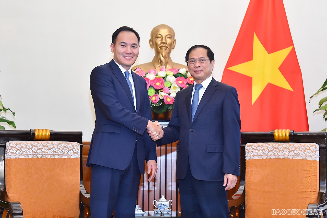 Bộ trưởng Ngoại giao Bùi Thanh Sơn tiếp Thứ trưởng Ngoại giao Mông Cổ Batsumber Munkhjin Bộ trưởng Ngoại giao Bùi Thanh Sơn tiếp Thứ trưởng Ngoại giao Mông Cổ Batsumber Munkhjin