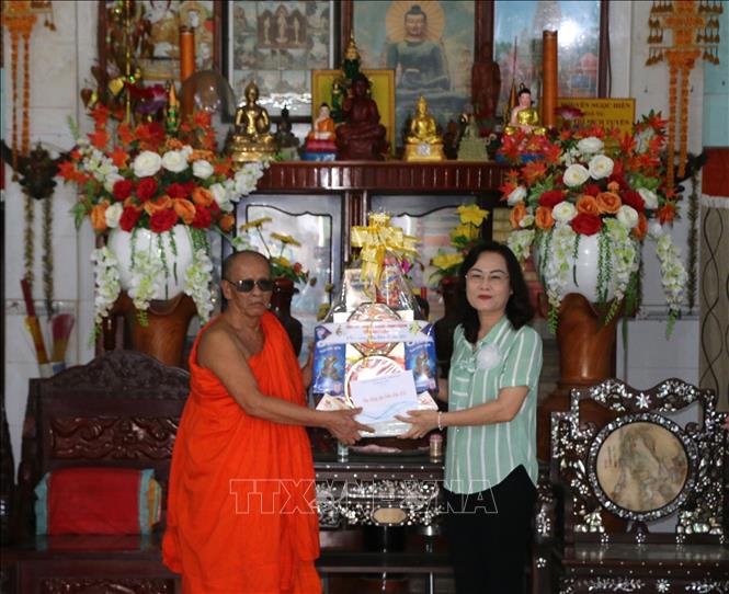 Thăm, chúc mừng Hội Đoàn kết sư sãi yêu nước tỉnh Bạc Liêu nhân dịp lễ Sen Dolta Chú thích ảnh