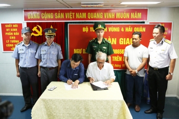 Bàn giao ngư dân gặp nạn trong cơn bão số 9