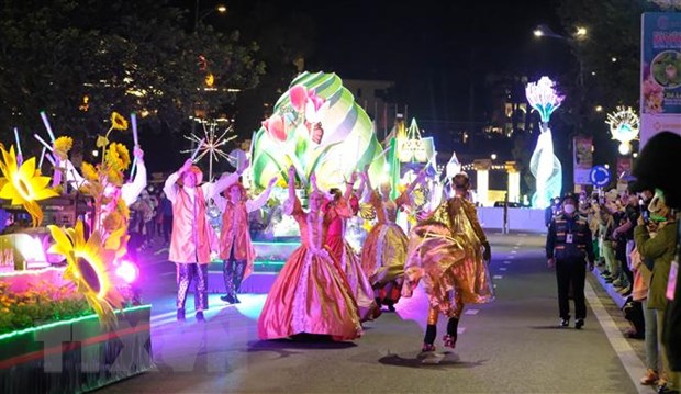Festival hoa Đà Lạt năm 2022: Sôi động Lễ hội Carnaval đường phố hình ảnh 1 Đoàn vũ công quốc tế với trang phục truyền thống thể hiện những vũ điệu cuồng nhiệt, chào mừng lễ hội hoa đang diễn ra tại phố núi Đà Lạt. (Ảnh: TTXVN)