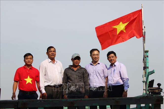 Trao cờ Tổ quốc cho ngư dân Sóc Trăng Chú thích ảnh
