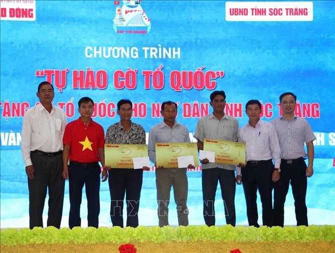 Trao cờ Tổ quốc cho ngư dân Sóc Trăng Chú thích ảnh