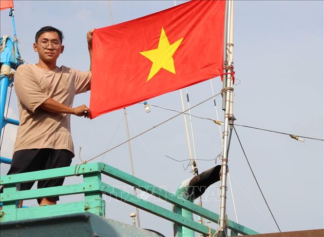 Trao cờ Tổ quốc cho ngư dân Sóc Trăng Chú thích ảnh