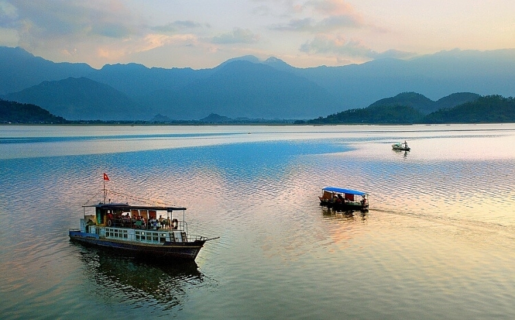 10 ສະຖານ​ທີ່​ທ່ອງ​ທ່ຽວ​ທີ່​ມີ​ຊື່​ສຽງ​ຂອງ 