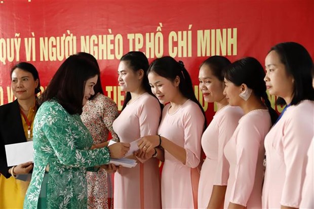 ມອບເງິນຊ່ວຍເຫຼືອຄູອາຈານໂຮງຮຽນສອງພາສາລາວ-ຫວຽດນາມ ຫງວຽນຢູ