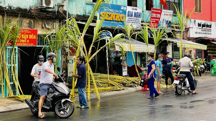 ຕະຫຼາດ​ອ້ອຍເຫຼືອງ “ຂວັນ” ​ຟ້າແຖນ ທີ່​ເປັນ​ເອກະລັກ​ສະ​ເພາະ​ຢູ່​ ​ໄຊ​ງ່ອນ, ເປີດ​​ປີ​ລະ​ເທື່ອ 1