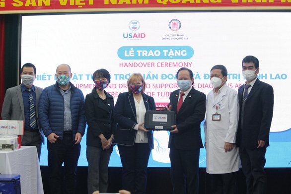 USAID ອາເມລິກາ ມອບອຸປະກອນກວດບົ່ງມະຕິພະຍາດວັນນະໂລກ ໃນ 2 ຊົ່ວໂມງ ແລະຢາປິ່ນປົວພະຍາດວັນນະໂລກໃຫ້ແກ່ຫວຽດນາມ USAID ອາເມລິກາ ມອບອຸປະກອນກວດບົ່ງມະຕິພະຍາດວັນນະໂລກ ໃນ 2 ຊົ່ວໂມງ ແລະຢາປິ່ນປົວພະຍາດວັນນະໂລກໃຫ້ແກ່ຫວຽດນາມ