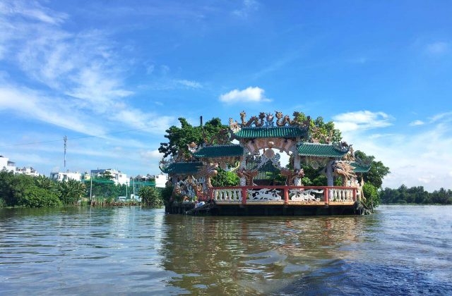 ໄປທ່ຽວໃສໃນທ້າຍອາທິດ: ເຊັກອິນວັດເກົ່າແກ່ 300 ປີ ຕັ້ງຢູ່ກາງແມ່ນ້ຳ ໄປທ່ຽວໃສໃນທ້າຍອາທິດ: ເຊັກອິນຫໍບູຊາເກົ່າແກ່ ອາຍຸ 300 ປີ ຕັ້ງຢູ່ກາງແມ່ນ້ຳ