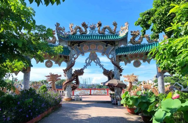 ໄປທ່ຽວໃສໃນທ້າຍອາທິດ: ເຊັກອິນວັດເກົ່າແກ່ 300 ປີ ຕັ້ງຢູ່ກາງແມ່ນ້ຳ ໄປທ່ຽວໃສໃນທ້າຍອາທິດ: ເຊັກອິນຫໍບູຊາເກົ່າແກ່ ອາຍຸ 300 ປີ ຕັ້ງຢູ່ກາງແມ່ນ້ຳ