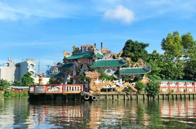 ໄປທ່ຽວໃສໃນທ້າຍອາທິດ: ເຊັກອິນວັດເກົ່າແກ່ 300 ປີ ຕັ້ງຢູ່ກາງແມ່ນ້ຳ ໄປທ່ຽວໃສໃນທ້າຍອາທິດ: ເຊັກອິນຫໍບູຊາເກົ່າແກ່ ອາຍຸ 300 ປີ ຕັ້ງຢູ່ກາງແມ່ນ້ຳ