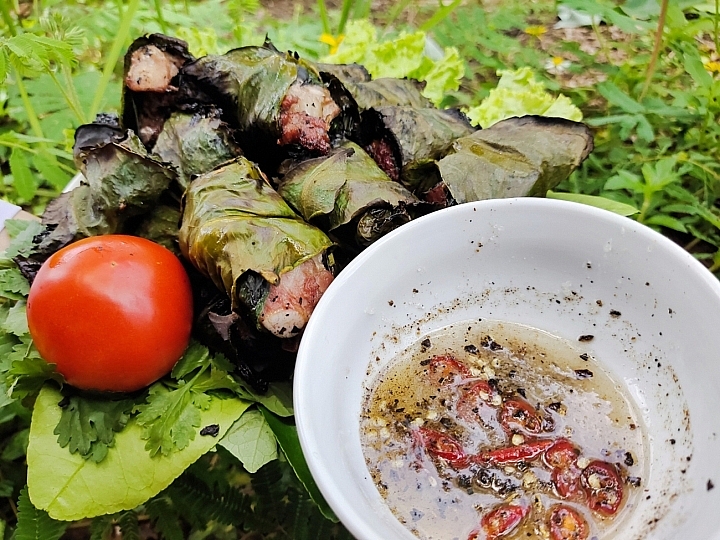 ຊີ້ນໝູ “ປີນພູ” ພັນໃບໝາກກ້ຽງໃຫຍ່ - ເຍື່ອງອາຫານທີ່ເປັນເອກະລັກສະເພາະຂອງດິນແດນ ເລືອງເຊີນ, ຮວ່າບິ່ງ ຊີ້ນໝູ “ປີນພູ” ພັນໃບໝາກກ້ຽງໃຫຍ່ - ເຍື່ອງອາຫານທີ່ເປັນເອກະລັກສະເພາະຂອງດິນແດນ ເລືອງເຊີນ, ຮວ່າບິ່ງ