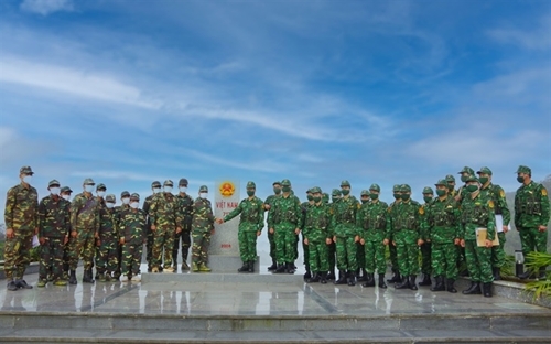 ລາດຕະເວນສອງຝ່າຍຢູ່ເສັ້ນຊາຍແດນ ກວ໋າງນາມ-ເຊກອງ