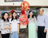 ຄອບຄົວຫວຽດນາມ ກັບນັກສຶກສາລາວ ແລະນັກສຶກສາກຳປູເຈຍ ທີ່ພວມຮໍ່າຮຽນຢູ່ນະຄອນໂຮ່ຈີມິນ