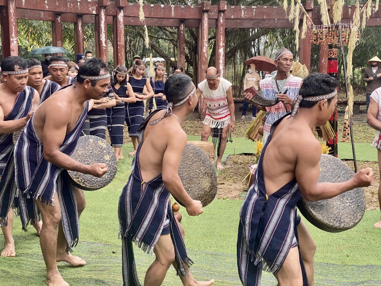 ງານບຸນເຂົ້າໃໝ່ຂອງຊາວເຜົ່າເກີຮໍ ງານບຸນເຂົ້າໃໝ່ຂອງຊາວເຜົ່າເກີຮໍ