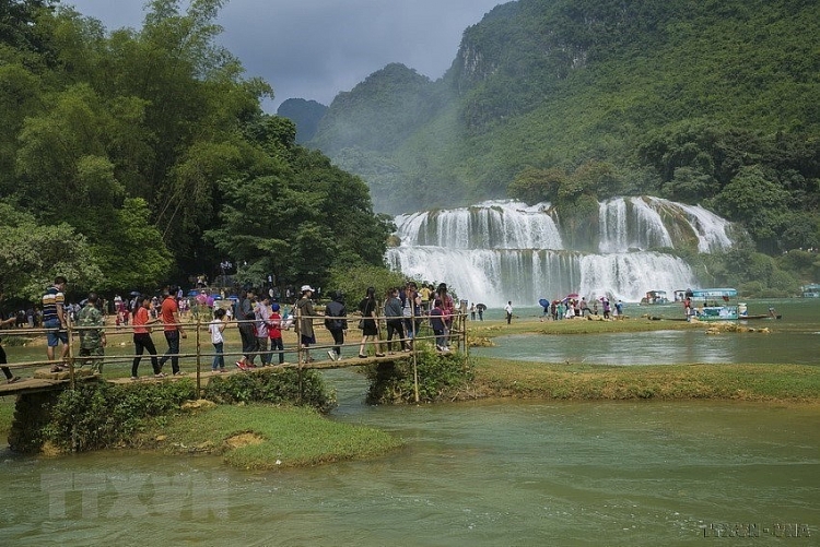 ມາ ກາວບັ່ງ ເພື່ອຊົມທັດສະນີຍະພາບທີ່ສວຍງາມຄືດັ່ງພາບແຕ້ມ