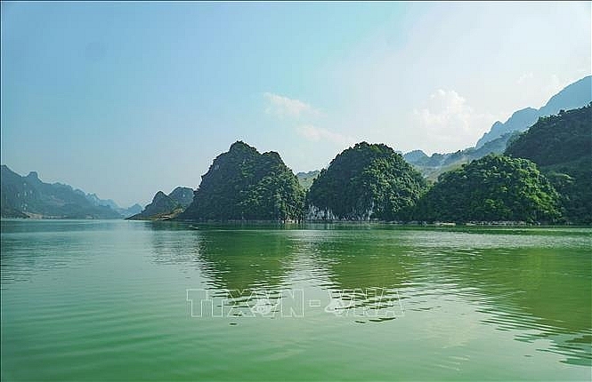 ຄວາມ​ງາມ​ຂອງໜອງ​ນ້ຳ​ດາ ​ຢູ່ ຕົ໊ວຈົ໊ວ