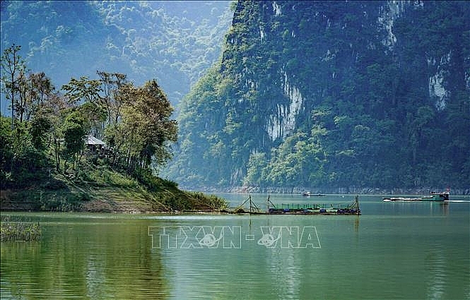 ຄວາມ​ງາມ​ຂອງໜອງ​ນ້ຳ​ດາ ​ຢູ່ ຕົ໊ວຈົ໊ວ