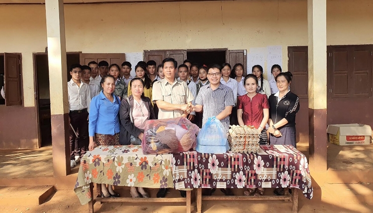 ຄູອາຈານຫວຽດນາມ ຜ່ານຜ່າຄວາມຫຍຸ້ງຍາກເພື່ອໄປສອນໜັງສືໃຫ້ນັກຮຽນຢູ່ເຂດພູສູງລາວ ຄູອາຈານຫວຽດນາມ ຜ່ານຜ່າຄວາມຫຍຸ້ງຍາກເພື່ອໄປສອນໜັງສືໃຫ້ນັກຮຽນຢູ່ເຂດພູສູງລາວ