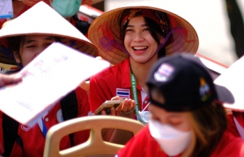 ທີມກະຕໍ້ຫວາຍໄທ ​ໃສ່ກຸບ​ໄປ​ຫຼິ້ນ​ທົ່ວ​ຮ່າ​ໂນ້ຍ