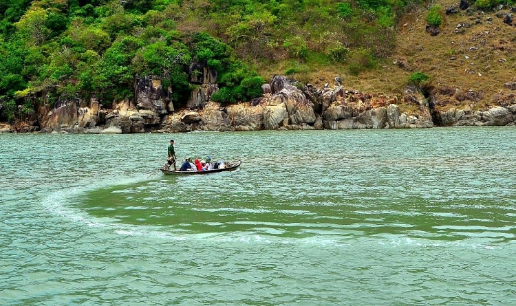 ຄົ້ນຫາຮ່ອນຄວາຍ - “ໄຂ່ມຸກສີຟ້າ” ຢູ່ພາກໃຕ້ສຸດຂອງປະເທດ