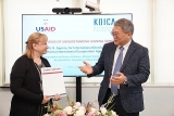 USAID  ແລະ KOICA ເຊັນບົດບັນທຶກຊ່ວຍຈໍາ ສະບັບທໍາອິດ ຢູ່ຫວຽດນາມ ກ່ຽວກັບການປ່ຽນແປງຂອງດິນຟ້າອາກາດ ແລະ ປົກປັກຮັກສາສິ່ງແວດລ້ອມ