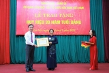 ປະດັບຫຼຽນກາອາຍຸ​ພັກ 30 ປີໃຫ້ ທ່ານນາງ​ເອກ​ອັກ​ຄະ​ລັດ​ຖະ​ທູດ ຫງວຽນ​ເຟືອງ​ງາ