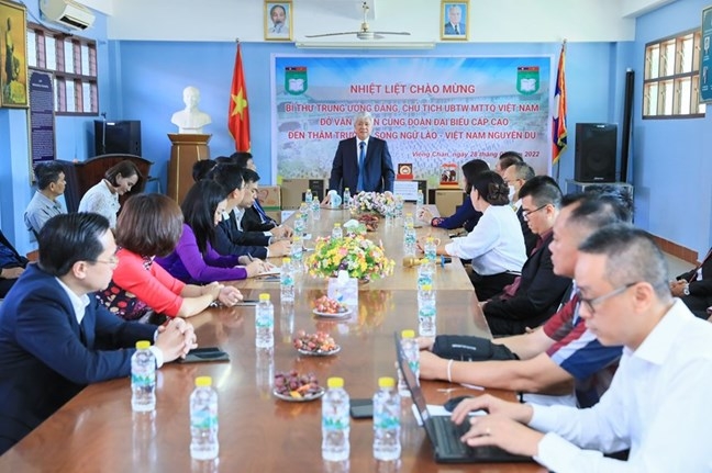 ປະທານຄະນະກໍາມະການສູນກາງແນວໂຮມປະເທດຊາດຫວຽດນາມ ໂດ້ວັນຈຽນ ຢ້ຽມຢາມໂຮງຮຽນສອງພາສາລາວ-ຫວຽດນາມ ຫງວຽນຢູ