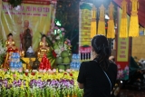 ຮ່າ​ໂນ້ຍ: ປະ​ຊາ​ຊົນ​ນຸ່ງ​ເຄື່ອງກັນ​ຝົນ​ໄປ​ວັດ ຟຸກ​ແຄັງ ເຂົ້າ​ຮ່ວມ​ບຸນເຂົ້າປະດັບດິນ
