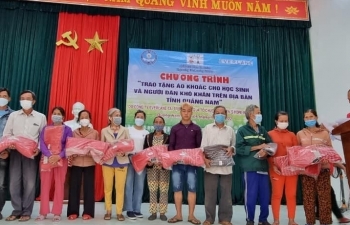 CHIA ອຸປະຖໍາເສື້ອກັນໜາວເກືອບ 2.000 ຜືນໃຫ້ປະຊາຊົນທີ່ປະສົບກັບຄວາມ ຫຍຸ້ງຍາກຢູ່ແຂວງກວາງນາມ