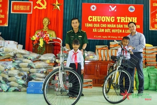 ມອບຂອງຂວັນໃຫ້ກໍາລັງປະກອບອາວຸດ ແລະປະຊາຊົນຢູ່ສອງ ຟາກຊາຍແດນຫວຽດນາມ-ລາວ ມອບຂອງຂວັນໃຫ້ກໍາລັງປະກອບອາວຸດ ແລະປະຊາຊົນຢູ່ສອງ ຟາກຊາຍແດນຫວຽດນາມ-ລາວ