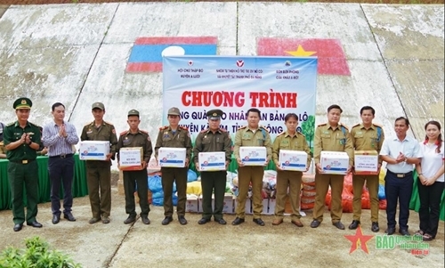 ມອບຂອງຂວັນໃຫ້ກໍາລັງປະກອບອາວຸດ ແລະປະຊາຊົນຢູ່ສອງ ຟາກຊາຍແດນຫວຽດນາມ-ລາວ ມອບຂອງຂວັນໃຫ້ກໍາລັງປະກອບອາວຸດ ແລະປະຊາຊົນຢູ່ສອງ ຟາກຊາຍແດນຫວຽດນາມ-ລາວ