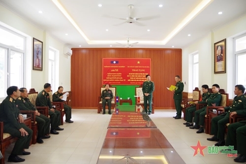 ທະຫານຊາຍແດນແຂວງ ແທງຮວ໋າ: ຊ່ວຍເຫຼືອວັດຖຸໃຫ້ກອງບັນຊາການທະຫານແຂວງ ຫົວພັນ (ລາວ) ທະຫານຊາຍແດນແຂວງ ແທງຮວ໋າ: ຊ່ວຍເຫຼືອວັດຖຸໃຫ້ກອງບັນຊາການທະຫານແຂວງ ຫົວພັນ (ລາວ)
