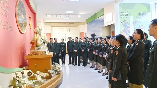 ແມ່ຍິງກອງທັບປະຊາຊົນລາວ ຢ້ຽມຢາມ ແລະເຮັດວຽກຢູ່ກອງບັນຊາການທະຫານຊາຍແດນແຂວງກວ໋າງນິງ