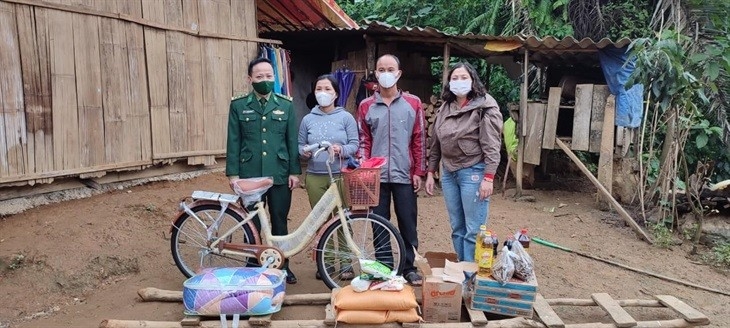 ມອບຂອງຂວັນ ແລະ ເຄື່ອງກັນໜາວໃຫ້ປະຊາຊົນຢູ່ເຂດຊາຍແດນ ມອບຂອງຂວັນ ແລະ ເຄື່ອງກັນໜາວໃຫ້ປະຊາຊົນຢູ່ເຂດຊາຍແດນ