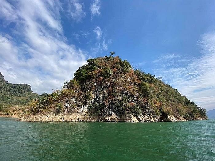 ໄປ​ດ້ຽນບຽນ​ ຊົມ​ທະເລ​ເມກ​ຂາວ​ທີ່ໄຫຼ​ລອຍ​ຢູ່​ລະຫວ່າງ​ສະຫວັນ ​ແລະ​ແຜ່ນດິນ​