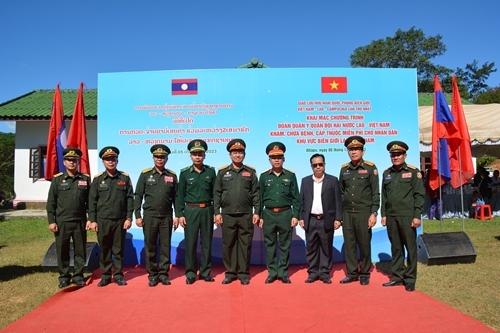 ການແພດທະຫານສອງປະເທດ ຫວຽດນາມ ແລະລາວ ໄດ້ສົມທົບກັນຈັດຕັ້ງການກວດພະຍາດ, ແຈກຢາຍຢາໂດຍບໍ່ເສຍຄ່າໃຫ້ປະຊາຊົນຢູ່ເຂດຊາຍແດນ