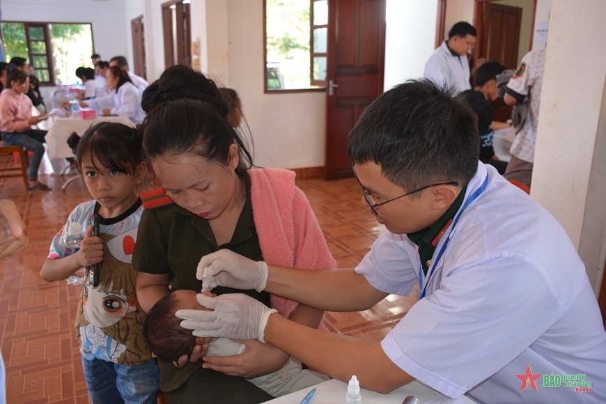 ການແພດທະຫານສອງປະເທດ ຫວຽດນາມ ແລະລາວ ໄດ້ສົມທົບກັນຈັດຕັ້ງການກວດພະຍາດ, ແຈກຢາຍຢາໂດຍບໍ່ເສຍຄ່າໃຫ້ປະຊາຊົນຢູ່ເຂດຊາຍແດນ