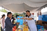 ການແພດທະຫານສອງປະເທດ ຫວຽດນາມ ແລະລາວ ໄດ້ສົມທົບກັນຈັດຕັ້ງການກວດພະຍາດ, ແຈກຢາຍຢາໂດຍບໍ່ເສຍຄ່າໃຫ້ປະຊາຊົນຢູ່ເຂດຊາຍແດນ