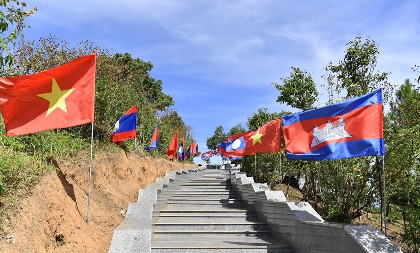 ຫຼັກໝາຍຊາຍແດນສາມປະເທດແຫ່ງຄວາມໄວ້ເນື້ອເຊື່ອໃຈ, ຄວາມສາມັກຄີມິດຕະພາບ ຫວຽດນາມ - ລາວ - ກຳປູເຈຍ ຫຼັກໝາຍຊາຍແດນສາມປະເທດແຫ່ງຄວາມໄວ້ເນື້ອເຊື່ອໃຈ, ຄວາມສາມັກຄີມິດຕະພາບ ຫວຽດນາມ - ລາວ - ກຳປູເຈຍ