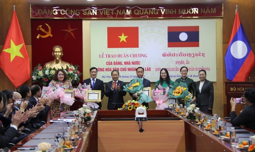 ການນໍາກະຊວງພາຍໃນ ແລະຄະນະສາສະໜາລັດຖະບານ ຮັບຫຼຽນໄຊຂອງພັກ ແລະລັດລາວ